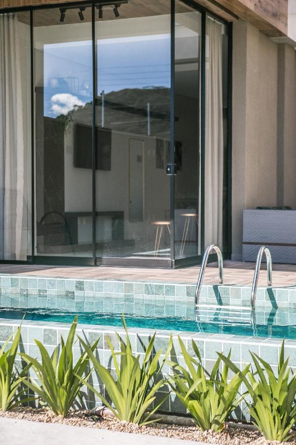 Casa Requinte, 4 Suites , Piscina II บัลเนอาริโอ กังโบริว ภายนอก รูปภาพ